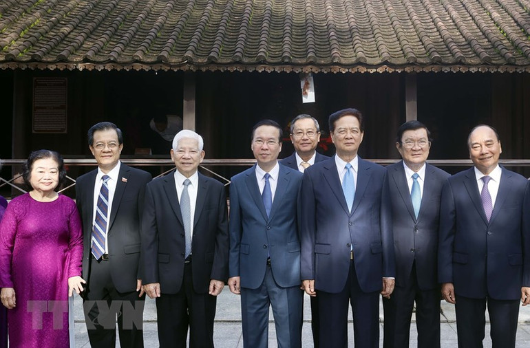 Chủ tịch nước Võ Văn Thưởng và các lãnh đạo, nguyên lãnh đạo Đảng, Nhà nước chụp ảnh lưu niệm tại Nhà Lưu niệm thời niên thiếu của Chủ tịch Tôn Đức Thắng. (Ảnh: TTXVN)