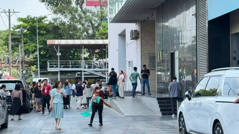 Người dân tại một khu chung cư ở Thành phố Hồ Chí Minh di chuyển xuống sân tòa nhà khi cảm thấy rung lắc từ dư chấn động đất.