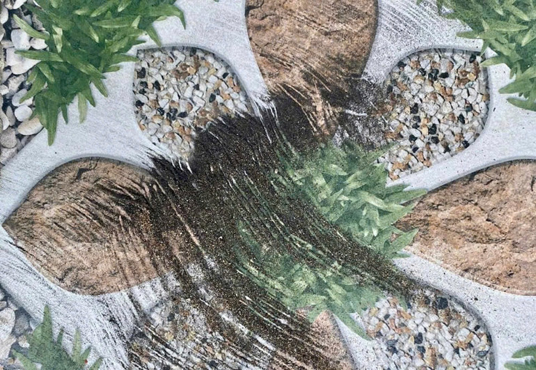 Sàn nhà hộ dân giáp ranh với Trung tâm Điện lực Vĩnh Tân có bụi màu đen. Sàn nhà hộ dân giáp ranh với Trung tâm Điện lực Vĩnh Tân có bụi màu đen.