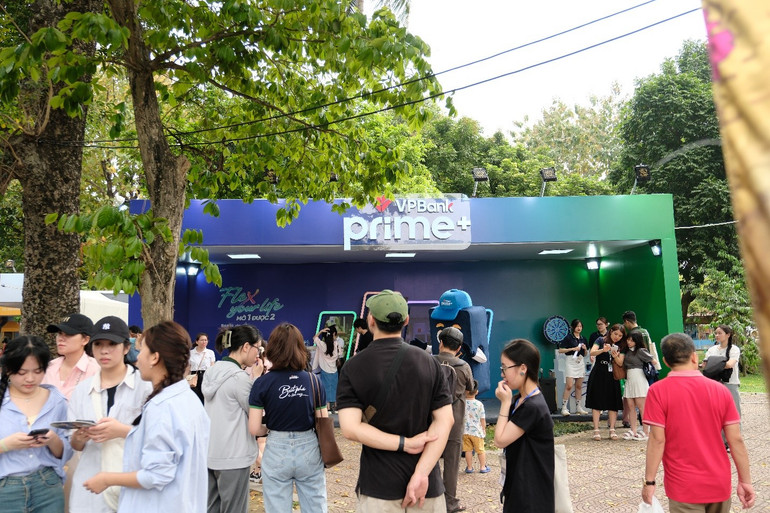 Năm 2024, rất nhiều khách hàng trẻ quan tâm tới các hoạt động tại gian hàng VPBank.
