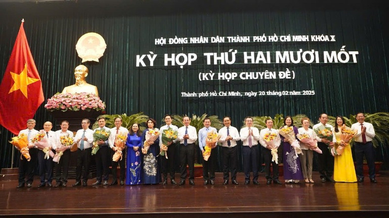 Lãnh đạo các cơ quan chuyên môn thuộc Ủy ban nhân dân Thành phố Hồ Chí Minh nhận hoa chúc mừng. Ảnh:THẾ ANH