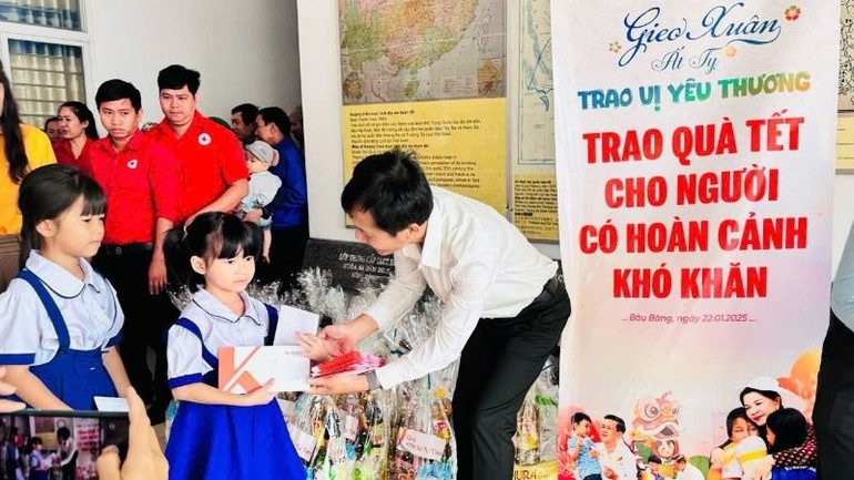 Ông Nguyễn Đức Liên, Chủ tịch danh dự Quỹ Khởi sự từ tâm trao quà cho các em học sinh có hoàn cảnh khó khăn.