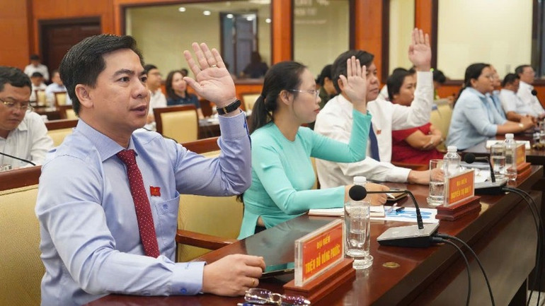 Các đại biểu Hội đồng nhân dân Thành phố Hồ Chí Minh biểu quyết thông qua các tờ trình.