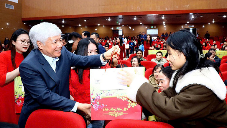 Đồng chí Ðỗ Văn Chiến, Ủy viên Bộ Chính trị, Bí thư Trung ương Ðảng, Chủ tịch Ủy ban Trung ương Mặt trận Tổ quốc Việt Nam tặng quà cho các đoàn viên, công nhân ở Nghệ An. Đồng chí Ðỗ Văn Chiến, Ủy viên Bộ Chính trị, Bí thư Trung ương Ðảng, Chủ tịch Ủy ban Trung ương Mặt trận Tổ quốc Việt Nam tặng quà cho các đoàn viên, công nhân ở Nghệ An.