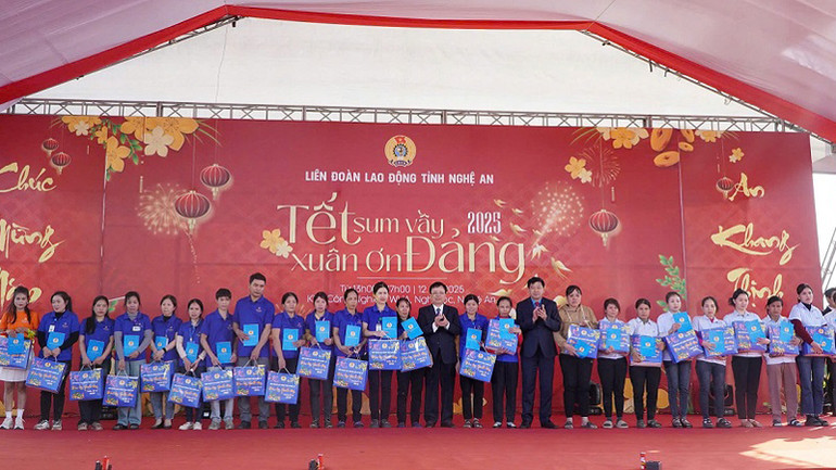 Tặng quà Tết cho công nhân tại Khu Công nghiệp WHA. Tặng quà Tết cho công nhân tại Khu Công nghiệp WHA.