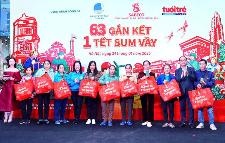 Nhà báo Nguyễn Mạnh Hưng - Tổng Biên tập Báo Tuổi trẻ Thủ đô cùng Bí thư Quận đoàn Đống Đa Nguyễn Thị Thanh Tâm trao quà cho người lao động tại chương trình “63 Gắn kết-1 Tết Sum vầy”.