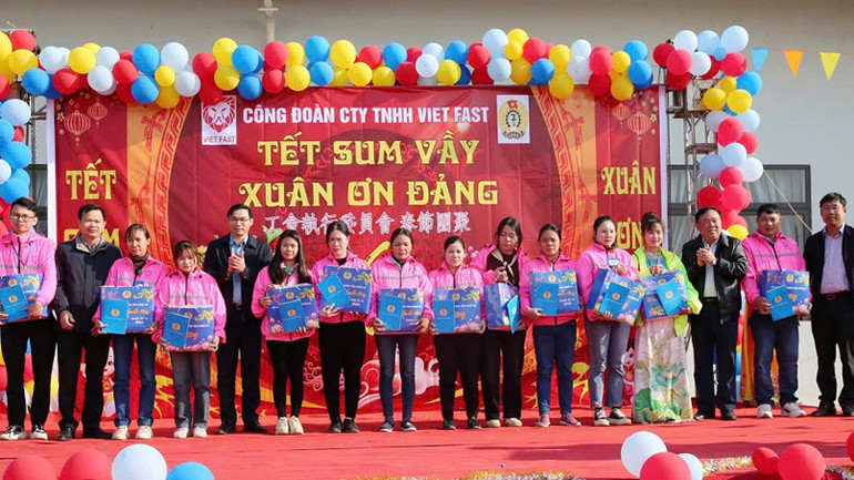 Tặng quà Tết cho công nhân Công ty TNHH VIET FAST. Tặng quà Tết cho công nhân Công ty TNHH VIET FAST.