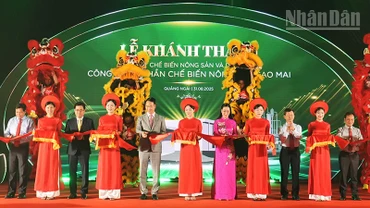 Các đại biểu cắt băng khánh thành Nhà máy chế biến nông sản và dược liệu Sao Mai