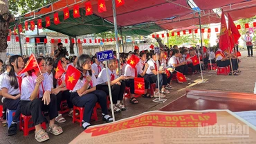 Học sinh xã đảo Nhơn Châu vui mừng đón năm học mới 2025-2026.