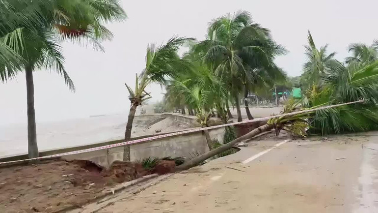 Bờ kè sạt lở ngay bên tuyến đường ven biển. bo-ke-hai-tien.jpg