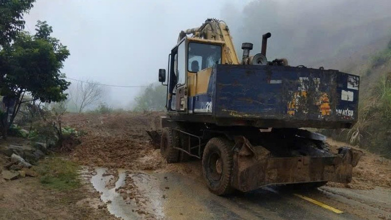 Khẩn trương khắc phục sự cố sạt lở. ml4-1773.jpg