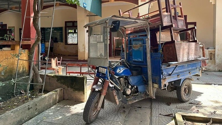 Nhiều đồ dùng, thiết bị học tập bị hư hỏng do ngập nước. nc2-9525.jpg