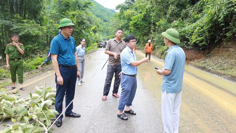 Lãnh đạo xã Trung Hạ tại các vị trí bị thiệt hại do mưa lũ. 07-lanh-dao-xa-di-kiem-tra-cac-khu-vuc-thiet-hai.jpg