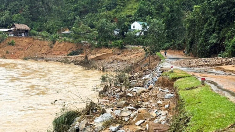 Sạt lở kéo dài ở phía ta-luy âm. sat-ta-luy-am-keo-dai.jpg