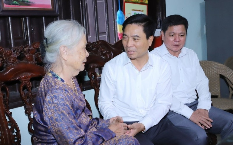 Bà Cao Thị San (mẹ liệt sĩ Vũ Hoàng Hưng). ba-cao-thi-san-me-liet-si-vu-hoang-hung.jpg