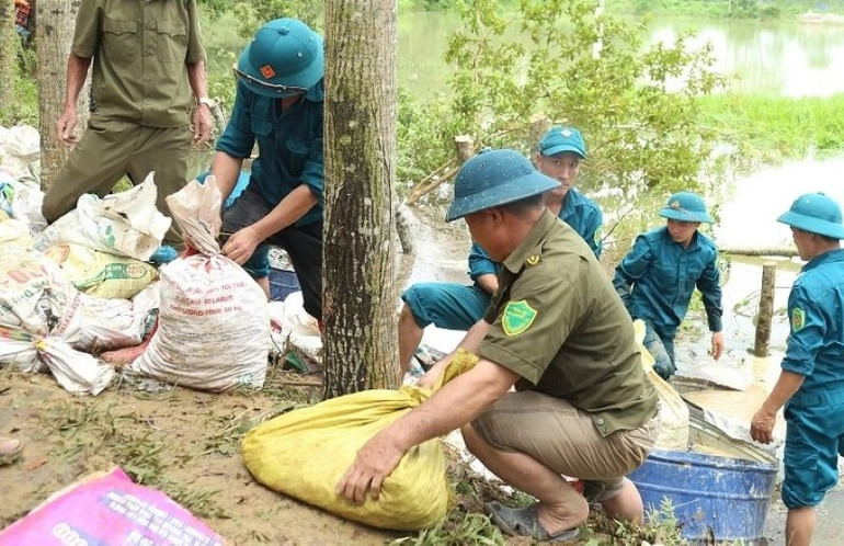 Lực lượng tại chỗ tham gia khắc phục sự cố. ong-do-minh-tuan-chu-tich-ubnd-tinh-thanh-hoa-02.jpg