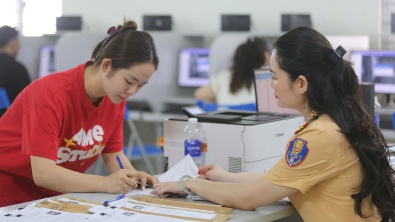 Giải quyết hồ sơ cho học viên sau khi sát hạch. 3.jpg