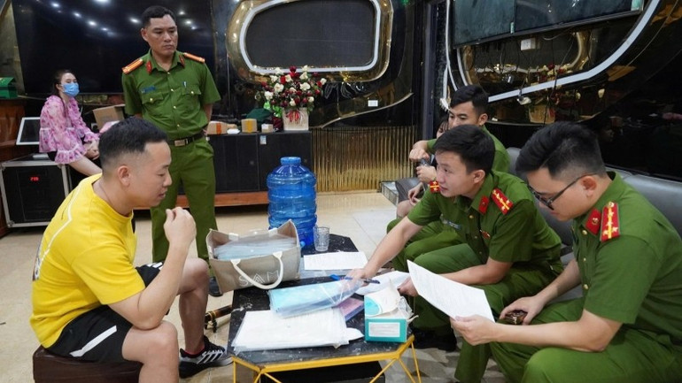 Chủ cơ sở Phong Liễu làm việc với tổ công tác. 2.jpg