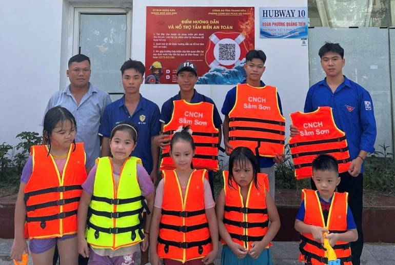 Áo phao phục vụ miễn phí cho người dân và du khách. 508690340-1115607540600170-776383076121126513-n.jpg