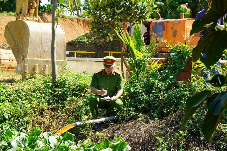 Lực lượng công an xác minh hiện trường. img001.jpg