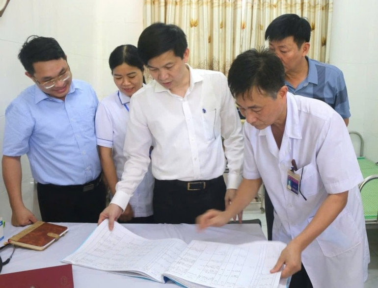 Ông Lê Văn Cường kiểm tra, đánh giá tình hình hoạt động y tế cơ sở. img001-9726.jpg