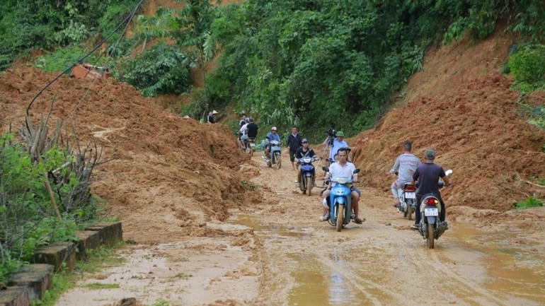 Đoạn sạt lở ở thôn Lửa được tạm thông tuyến. thon-lua-773.jpg