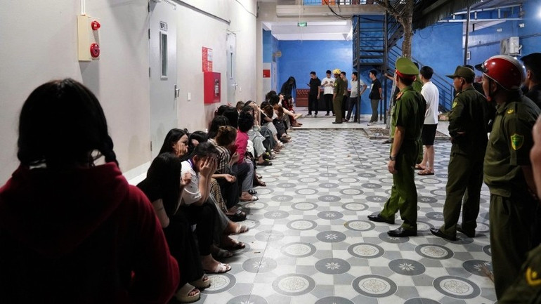 42 người có liên quan được đưa về trụ sở công an để xác minh làm rõ. 4.jpg