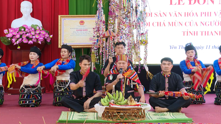 Lễ hội Chá Mùn được tái hiện trên sân khấu. screenshot-2025-10-11-175625.png