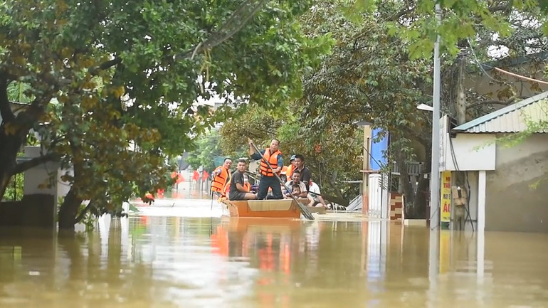Chèo thuyền đưa người dân di chuyển trong vùng ngập lụt. hr05.jpg