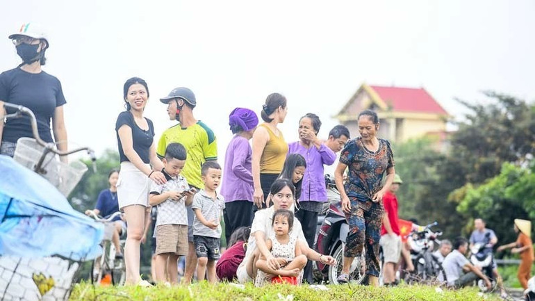 Người già, trẻ nhỏ, phụ nữ được sơ tán lên các điểm cao. hr06.jpg
