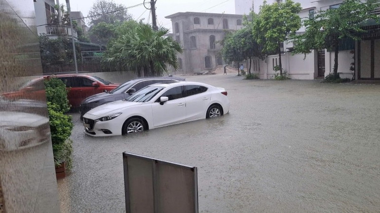 Nước ngập đe dọa nhiều khu chung cư và nhà dân. z6829664805835-087a42f9cb71a1c3289bacfe4ee8967a.jpg