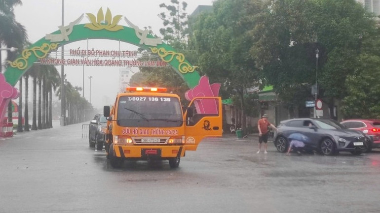 Nước ngập ở đường Phan Chu Trinh, phường Hạc Thành. z6829664819157-6f07a2d6d669491d618516033e77691a.jpg