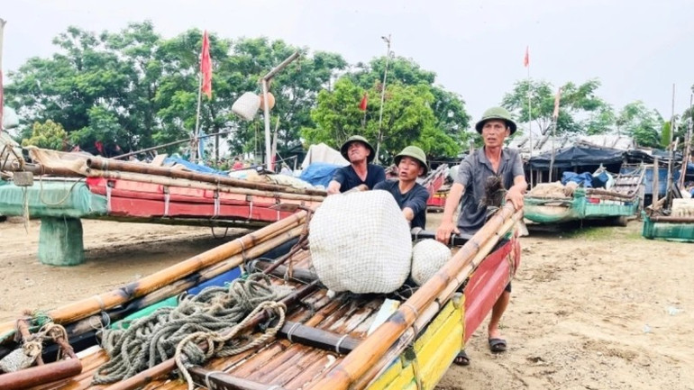 Người dân đưa phương tiện hoạt động trên biển vào nơi an toàn. screenshot-2025-07-21-135008.jpg