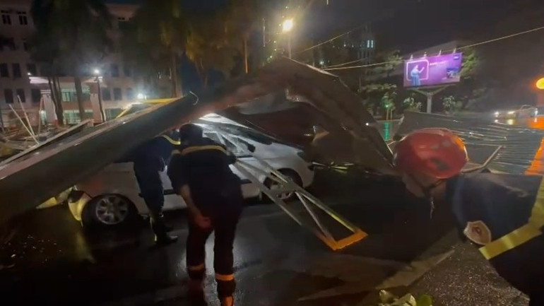 Mái tôn đè lên các phương tiện giao thông. screenshot-2025-07-19-232341.jpg