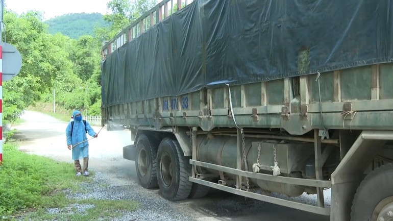 Lực lượng chức năng phun hóa chất phòng dịch lây lan. screenshot-2025-07-19-095123.jpg
