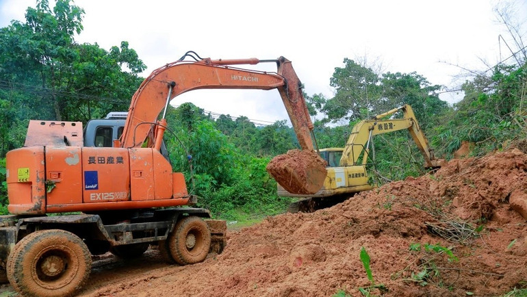 Máy móc đang hoạt động hết công suất. may-moc-hoat-dong-het-cong-suat-de-giai-quyet-luong-dat-da-sat-lo.jpg