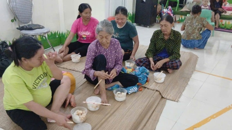 Người dân sống tại khu vực nguy hiểm được sơ tán tới nơi an toàn. nguoi-dan-tai-khu-vuc-nguy-hiem-duoc-so-tan-toi-noi-an-toan.jpg