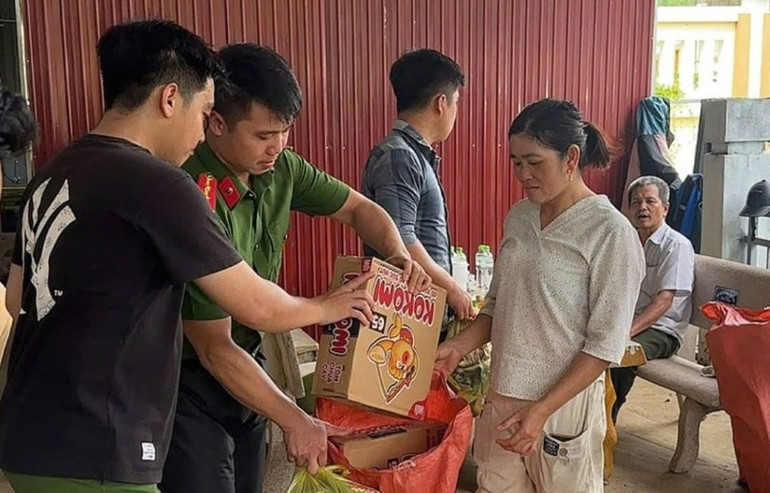 Trao đồ tiếp tế cho bà con dân bản. yen-nhan-04-7466.jpg