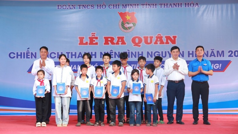 Trao quà cho các học sinh có hoàn cảnh khó khăn. 9.jpg