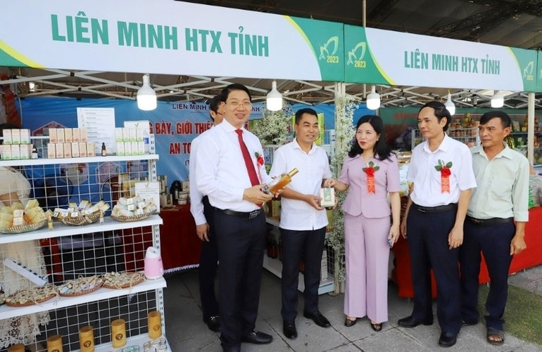 Lãnh đạo tỉnh Thanh Hóa tham quan gian hàng OCOP. 869edde8cbcd815da1.jpg