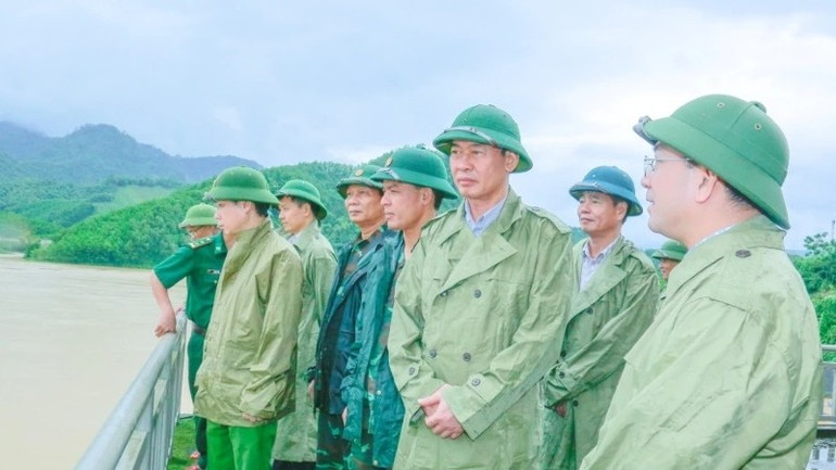 Đồng chí Trịnh Tuấn Sinh, Phó Bí thư Tỉnh ủy Thanh Hóa tại Thủy điện Xuân Minh. pho-bi-thu-tinh-uy-chu-tich-uy-ban-mttq-tinh-trinh-tuan-sinh-kiem-tra-cong-tac-xa-lu-cua-thuy-dien-xuan-minh.jpg