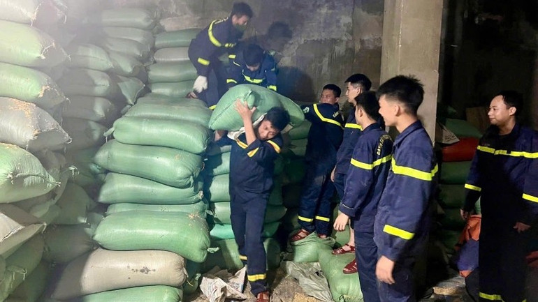 Di dời tài sản của nhân dân tại khu vực gần bờ đê kênh T2, xã Tống Sơn. luc-luong-canh-sat-pccc-va-cnch-to-chuc-di-doi-tai-san-cua-nhan-dan-tai-khu-vuc-bi-anh-huong-do-su-co-vo-bo-de-kenh-t2-xa-tong-son.jpg