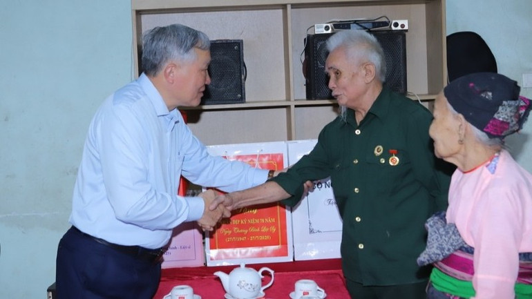 Phó Thủ tướng Thường trực Chính phủ Nguyễn Hòa Bình thăm hỏi thương binh Phạm Văn Cầu. img-9118-resize.jpg