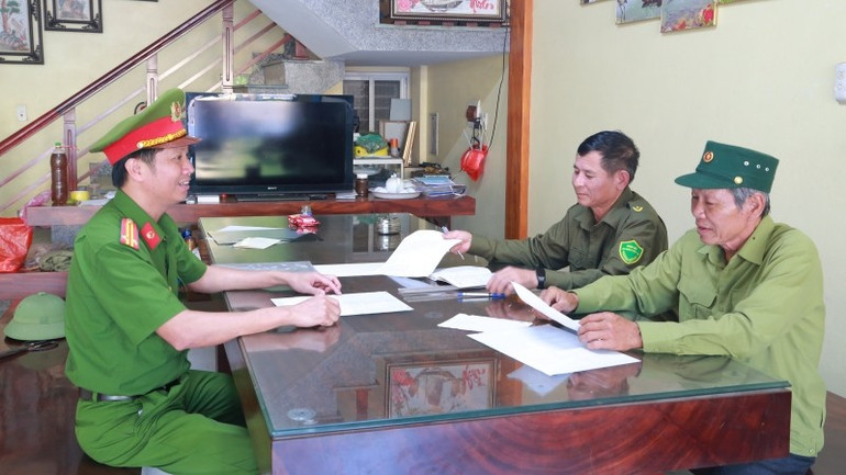 Công an xã trao đổi với người dân về tình hình an ninh, trật tự tại địa bàn. dg5d9562.jpg