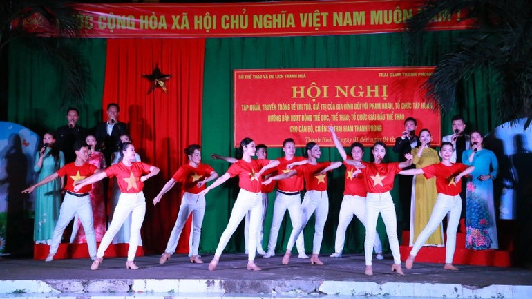 Các nghệ sĩ biểu diễn trong chương trình giao lưu với phạm nhân. dg5d3331.jpg