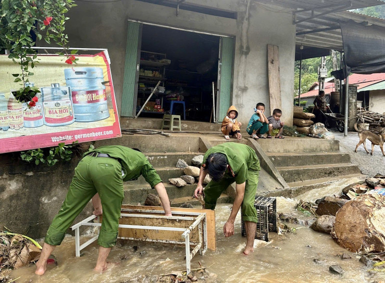 Công an xã Tam Thanh phụ giúp nhân dân bản Pa khắc phục hậu quả bão lũ. ca-6.jpg