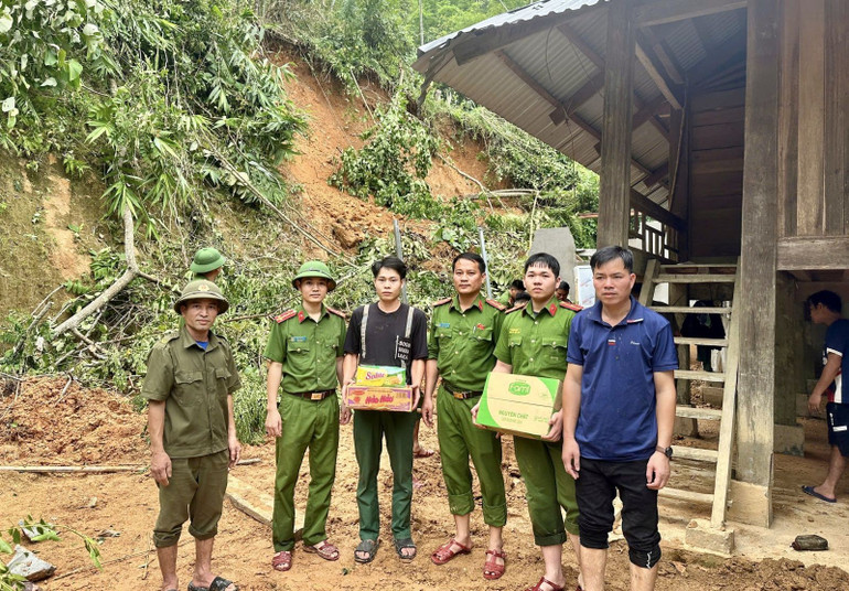 Tiếp tế lương thực cho người dân. ca-4.jpg