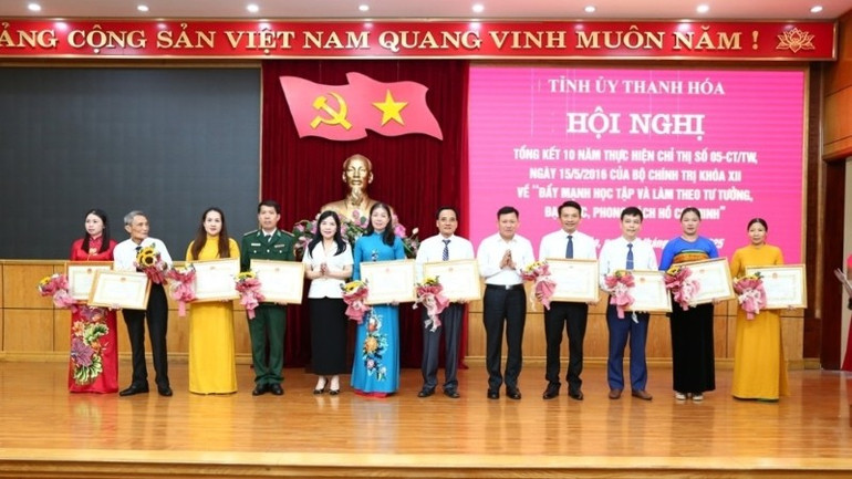 Các cá nhân được tặng bằng khen. 150d3155423t66976l0.jpg