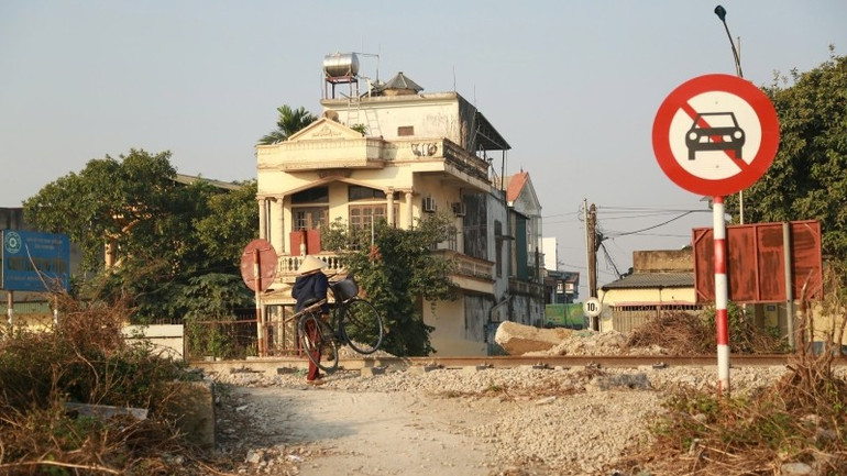Hành vi băng qua đường sắt tiềm ẩn nhiều rủi ro. pic2.jpg