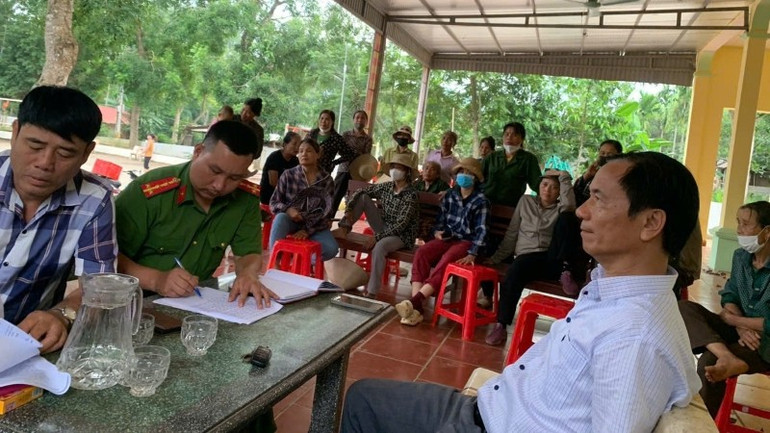 Ông Nguyễn Quốc Chính (áo sơ-mi sáng màu) làm việc với đoàn kiểm tra. 1.jpg